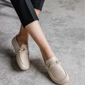 Shapen Versa 2.0 Cream Loafers with Gold Accents